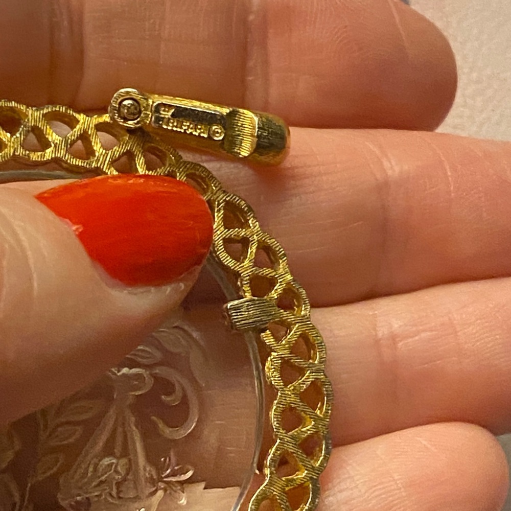Crown Trifari Gold Intaglio Glass Libra Pendant - Picture 6 of 6